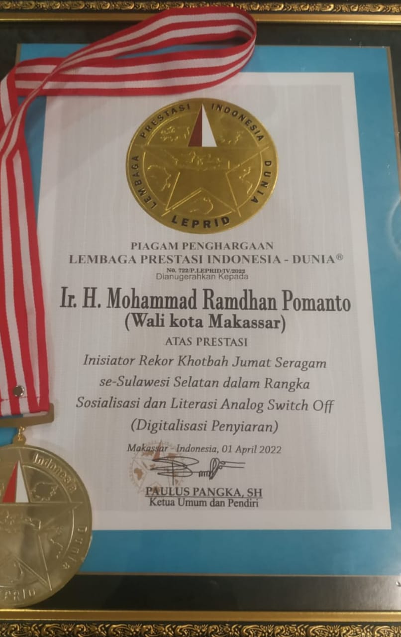 Danny Raih penghargaan dari KPID, Sebagai Inisiator Rekor Khotbah Jumat Seragam Tingkat Sulsel 